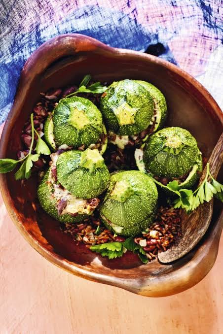 Donderdag 25 juni; gevulde bolcourgette met freekeh, feta, zongedroogde tomaat en kruiden.