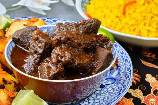 Dagang smoor; Indische runderstoof met ketjap, met gele rijst en atjar.