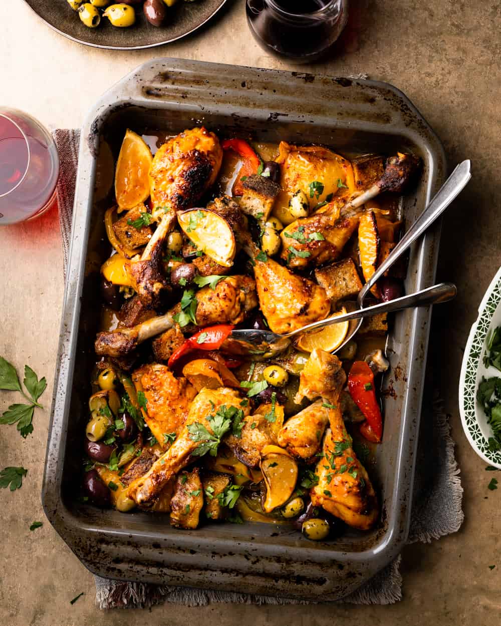 Portugese kip piri piri ovenschotel met paprika, olijven en krieltjes