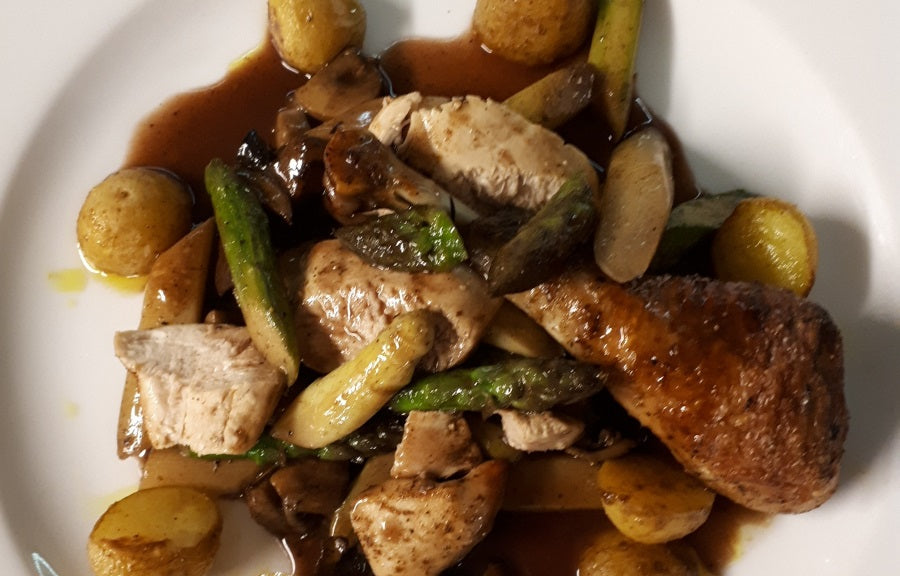 Parelhoen suprème met morille, asperges en krielaardappeltjes