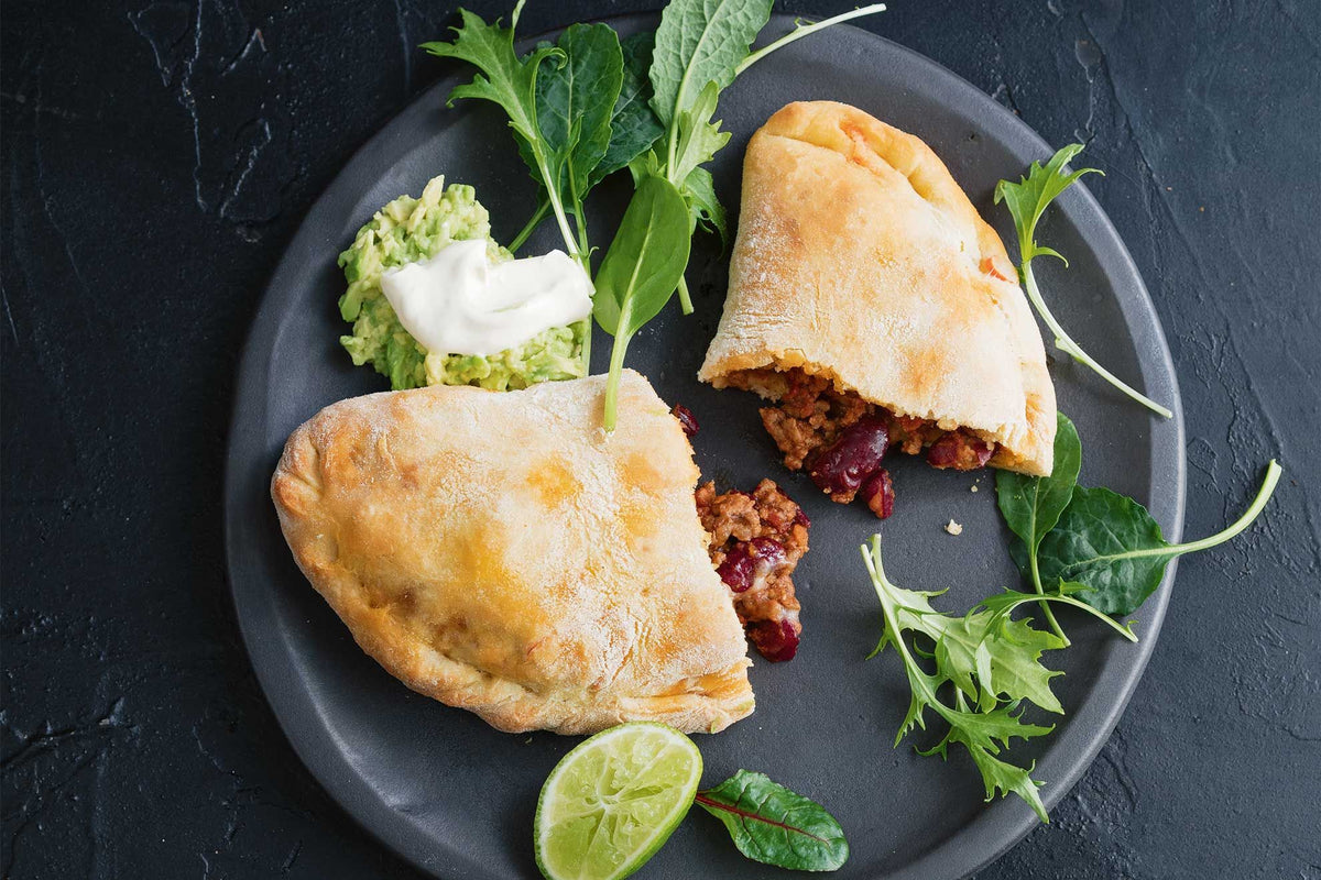 Quiche van de week; calzone met chili sin carne, cheddar en crème fraiche