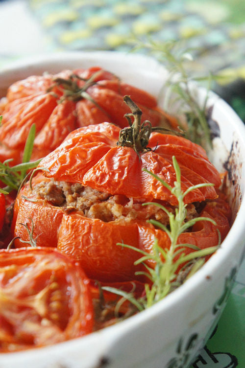 Tomates Coeur de boeuf farcies; grote tomaat gevuld met varkensgehakt, courgette, rijst, kruiden en kaas