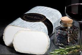 Monte Enebro: Geitenkaas in as en een blauwschimmelcultuur; per 100 gram