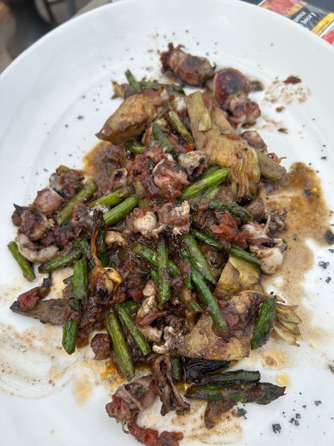 Spaans gerecht van inktvis, groene asperges en artisjok