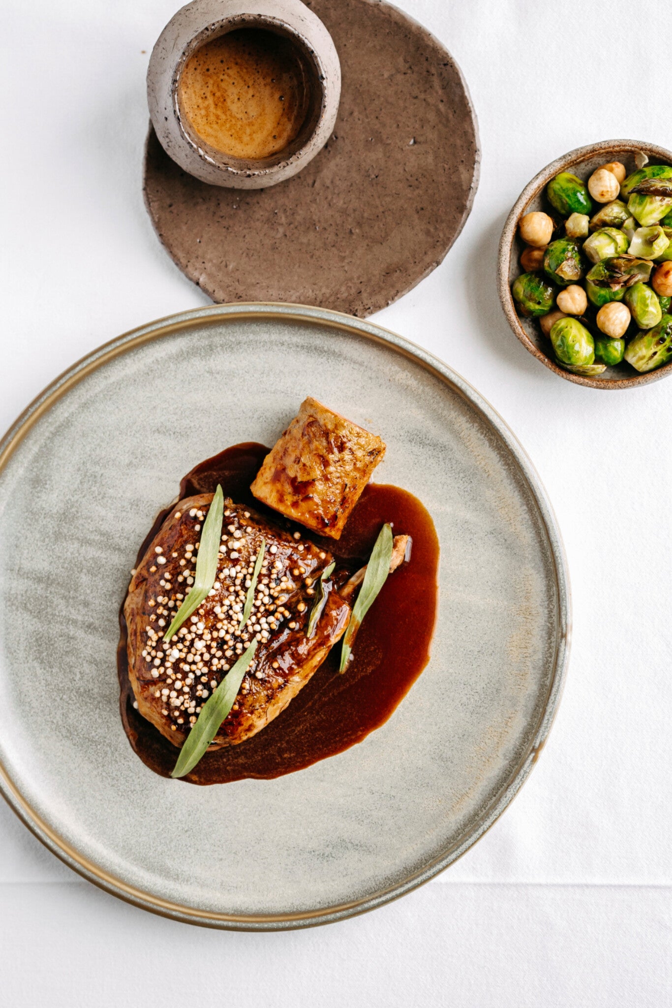 Parelhoen supreme gevuld met farce van gamba met zijn jus, groententaartje en röstikoekje