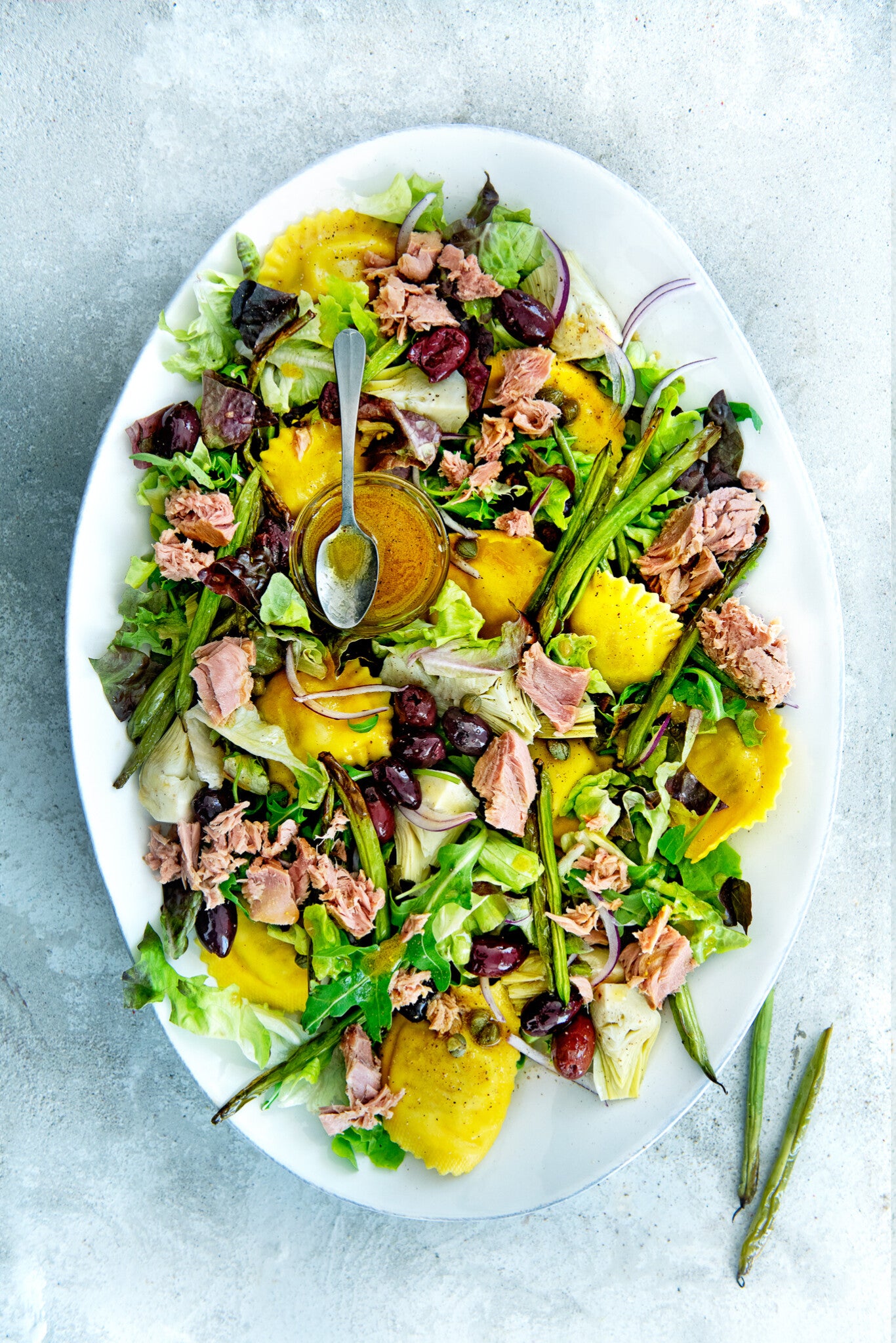 Raviolisalade à la niçoise: onze "eigen" Ravioli Salvatorica verwerkt in een salade met tonijn en artisjok