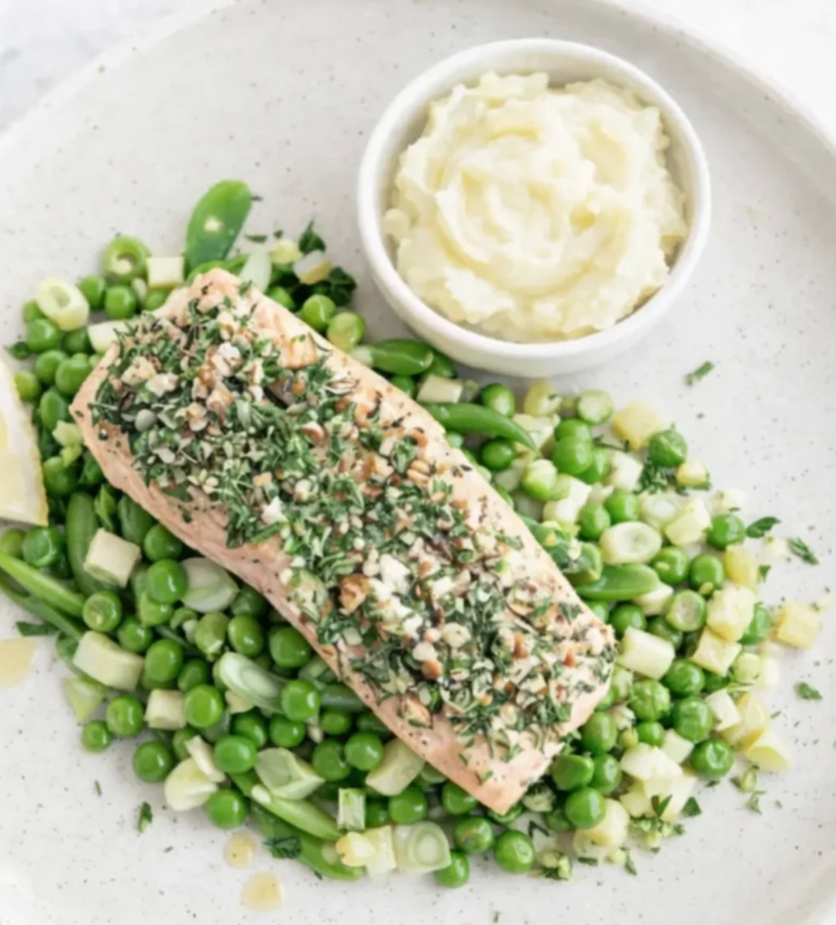 Zalm met kruiden/notenkorst, pot au feu van lentegroenten en puree