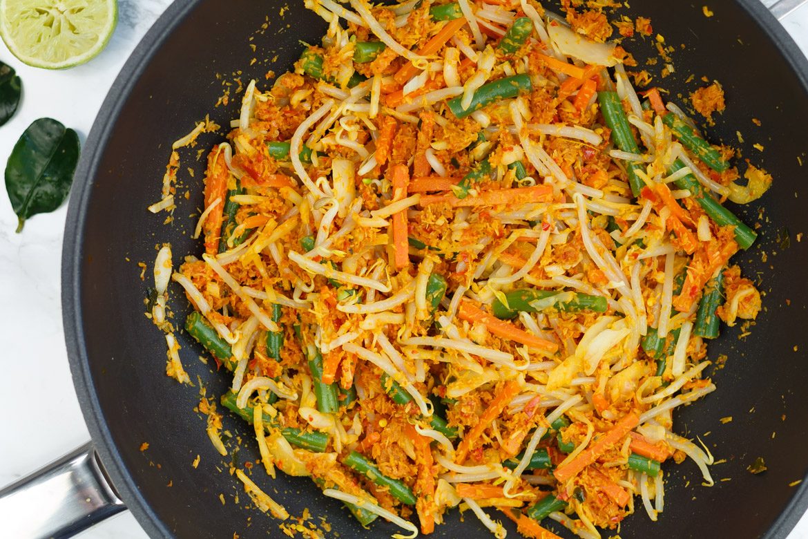 Urap Urap: salade met groene kool, boontjes, taugé en komkommer in kokos
