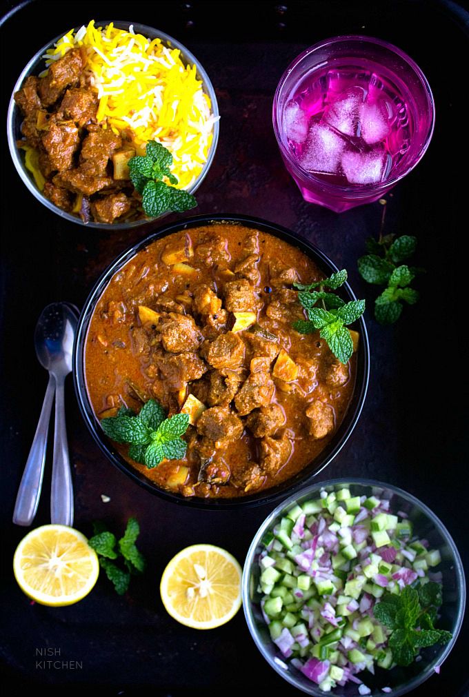 Indiase curry van rund met geparfumeerde rijst, kachumber en yoghurt