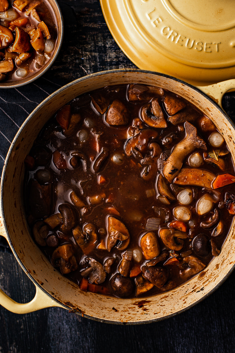 Bourguignon van wilde paddenstoelen met knolselderij-aardappelpuree, spruitjes met kastanjes en een stoofpeertje (V)