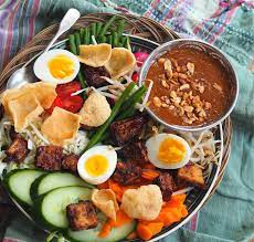 Dinsdag 7 juli; gado gado vol groenten en frutsels met onze bekende pindasaus