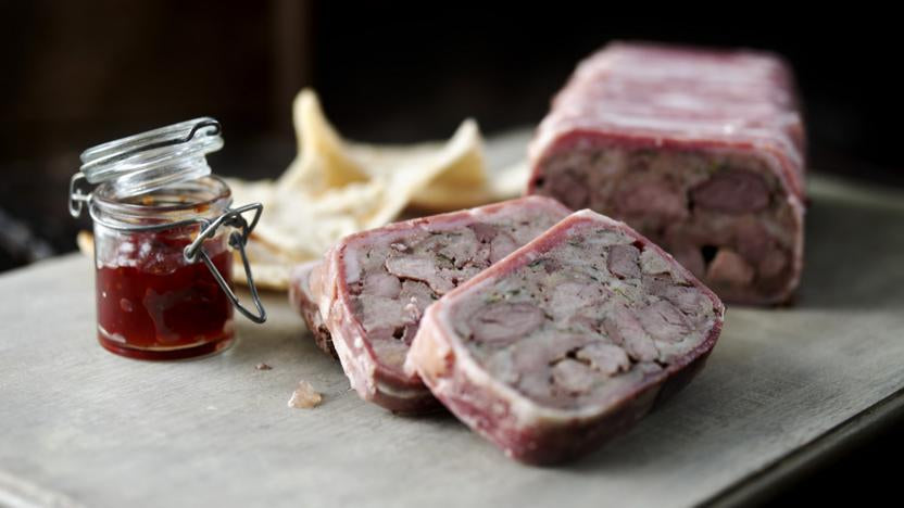 Huisgemaakte grove Wildpaté. Per 2 plakken