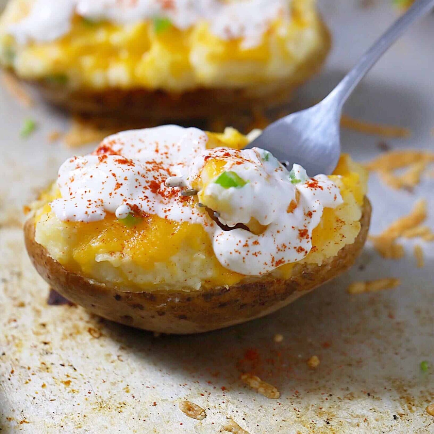 Gepofte aardappel met cheddar & sour cream
