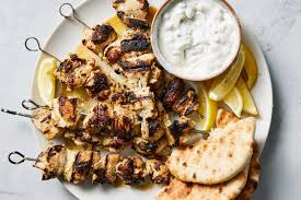 Kip souvlaki: mediterraan gekruide kipspies met tsatsiki