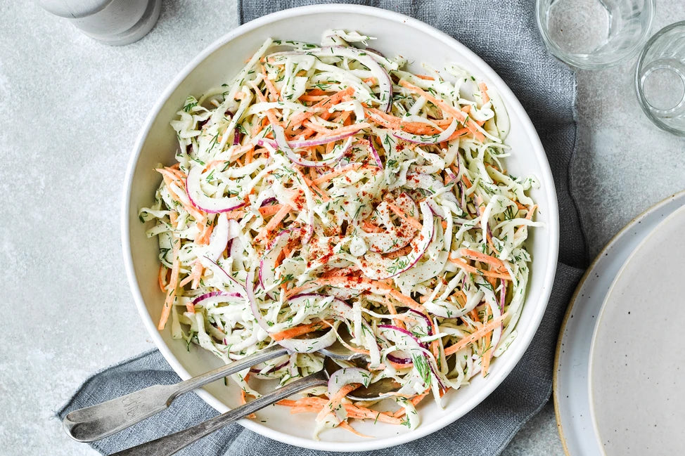 Koolsla (bijgerecht): traditionele Amerikaanse coleslaw met spitskool, wortel, ui en een heerlijke dressing