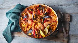 Traditionele Spaanse Paella met chorizo, kip, mosselen, gamba, inktvis en groenten
