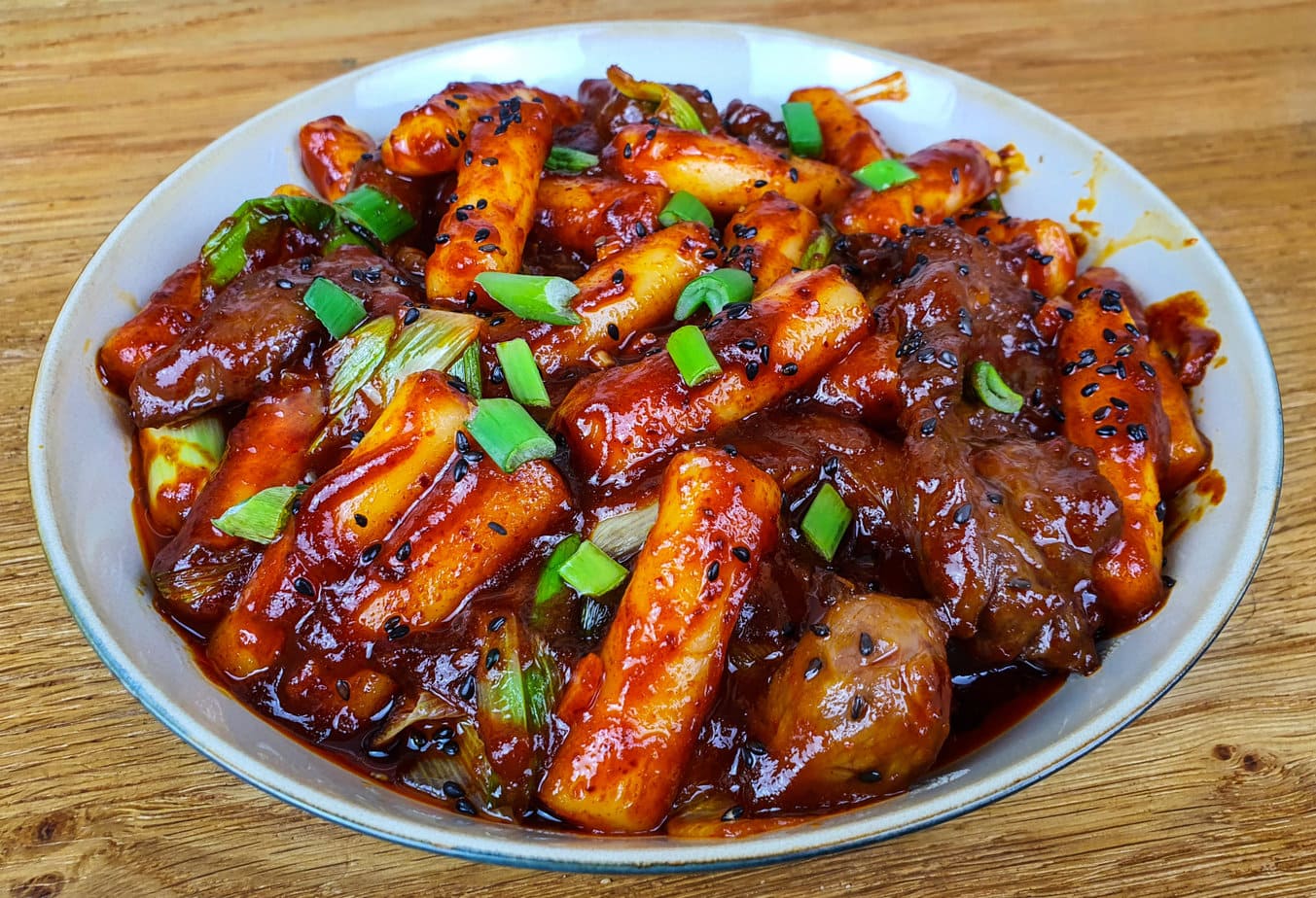 Vers uit de diepvries: Ttheokbokki met reepjes rundvlees, rijstcakes in rijke Koreaanse saus