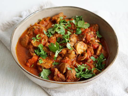 Indiase lamscurry boordevol kruiden met raita; per persoon