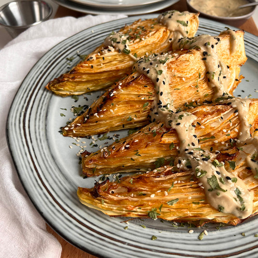 Gegrilde spitskool met parmezaan en tahin-dressing