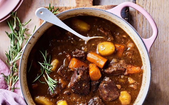 Bourguignon van hert met knolselderij-aardappelpuree, spruitjes met kastanjes en een stoofpeertje