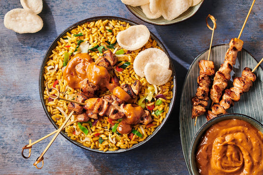 Nasi goreng met kipsate en sajoer lodeh