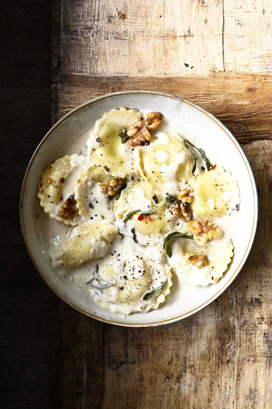 Aubergine ravioli met parmezaan roomsaus en salie