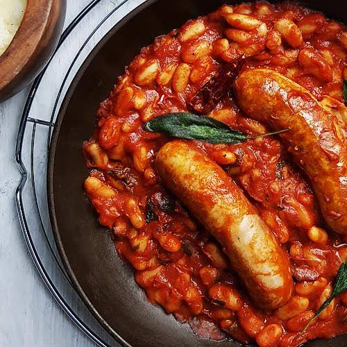 Fagioli bianchi e salsiccia, Italiaanse worstjes met bonen, tomaat en salie