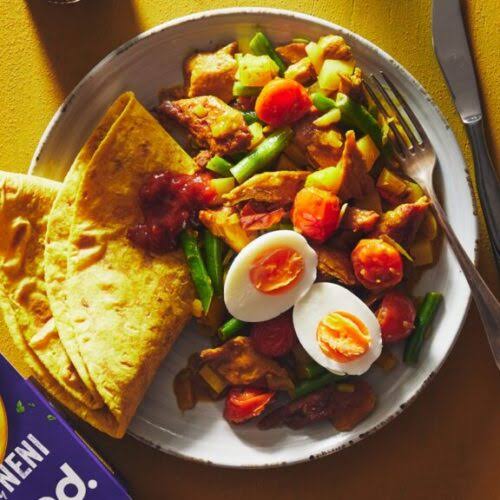 Dinsdag 21 april; vegetarische roti met boontjes, aardappel, pompoen, witte kool, paprika en een eitje. Met roti pannenkoek