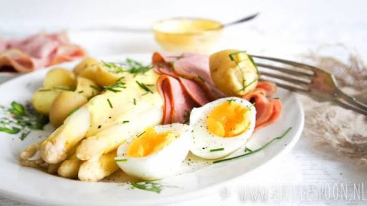 Asperges op traditionele wijze met krieltjes, ham, ei en gesmolten boter.