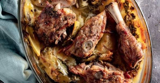 Lamsschouder met harissa uit de oven met aardappel en ui