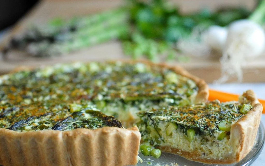 Quiche van asperges, doperwten en een beetje kerrie.
