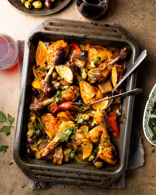 Portugese kip piri piri ovenschotel met paprika, olijven en krieltjes