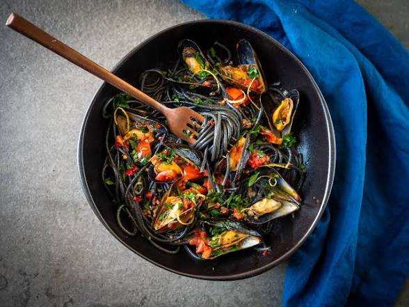 Zwarte pasta met zeevruchten en pesto