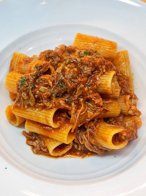 Rigatoni met “coda ala vaccinari”, ossenstaart ragout