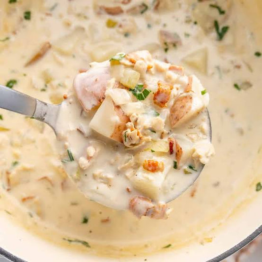New England clam chowder; een romige soep van venusschelpen, spek, aardappel en prei