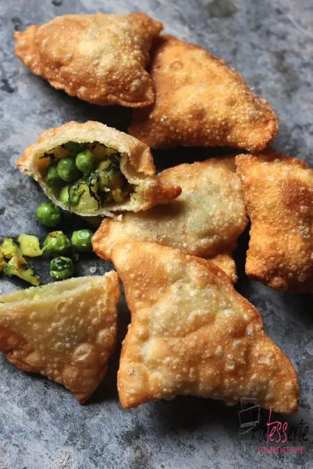 Quiche van de week; Samosa: gevuld met groenten en aardappel, geserveerd met chutney