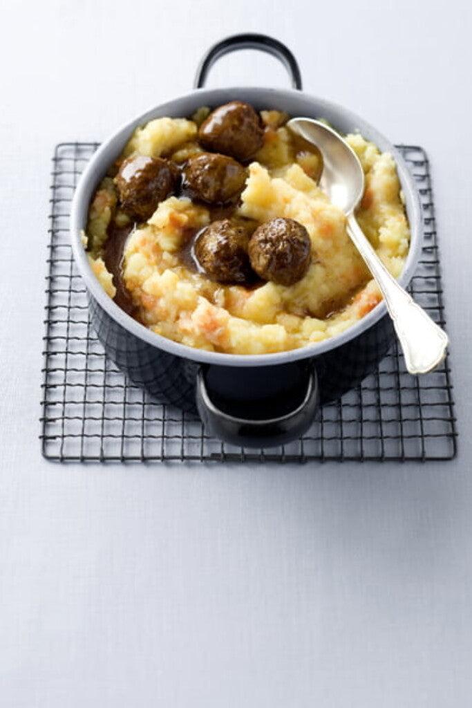 Winterse stamp van knol, (zoete) aardappel, spruitjes en bloemkool met kruidige gehaktballetjes en mosterdsaus