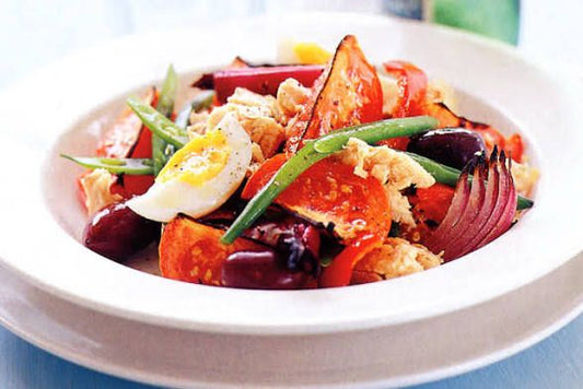 Don. 28 mei: Vegetarische Salade Niçoise met aardappel, tomaat, boontjes, ei, rode ui, olijf, komkommer met brood