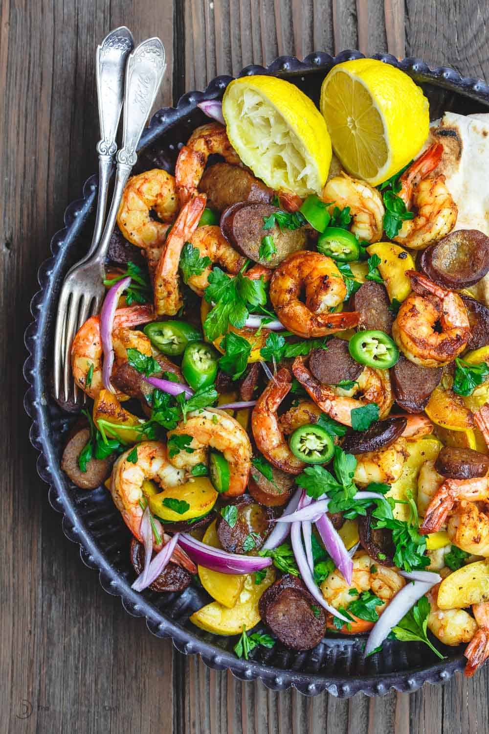 Zomerse combi van gamba, chorizo en pompoen. Geserveerd met couscous