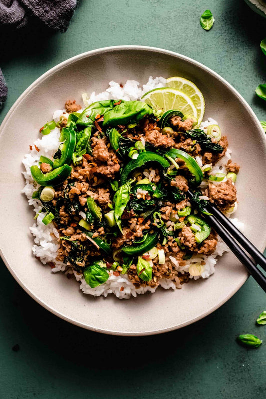 Thai beef met jalapenos, lente-ui, Thaise basilicum en witte rijst