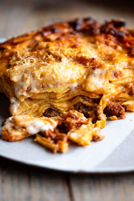 Italiaanse lasagne van lamsgehakt, pecorino en bechamel