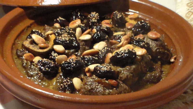 Marokkaanse Tajine van lamsvlees met Pruimen en Amandelen; met Tabouleh & groenten
