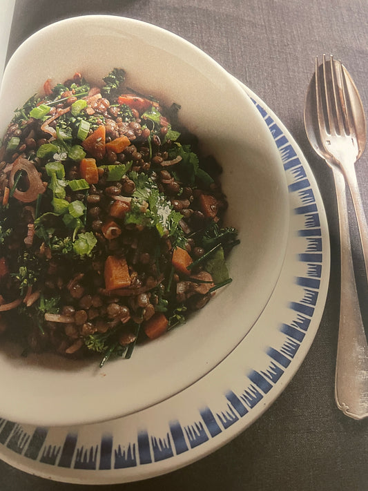 Lauwwarme linzensalade met groenten, walnoten, blauwe kaas en vinaigrette (bijgerecht); per persoon