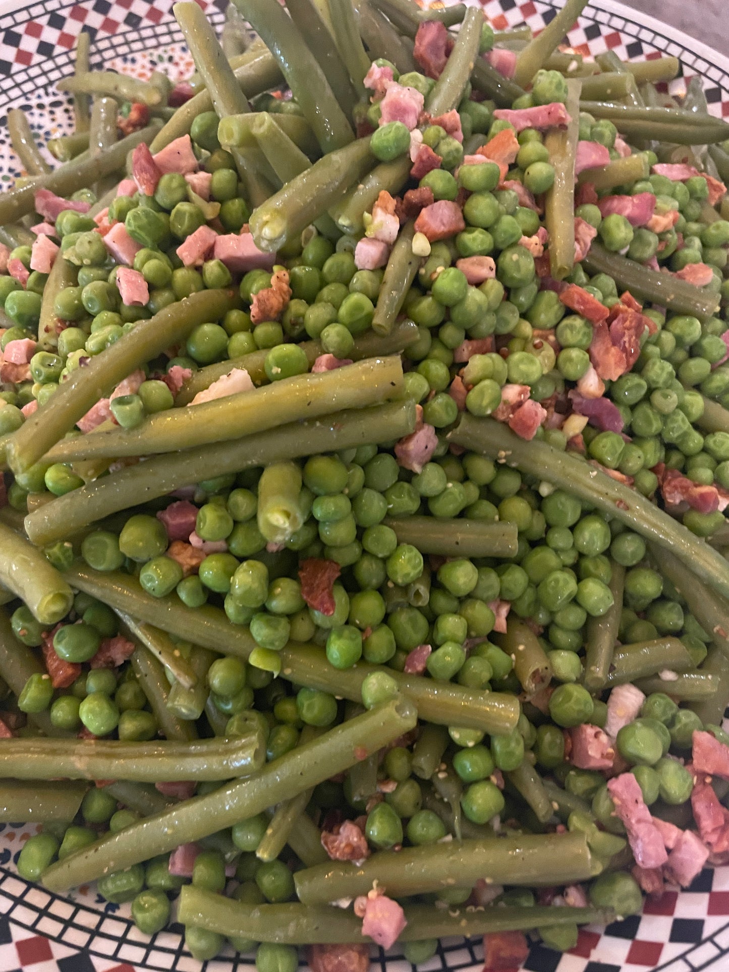 Salade met boontjes, doperwten, spekjes en een mosterd-dressing; bijgerecht; per persoon