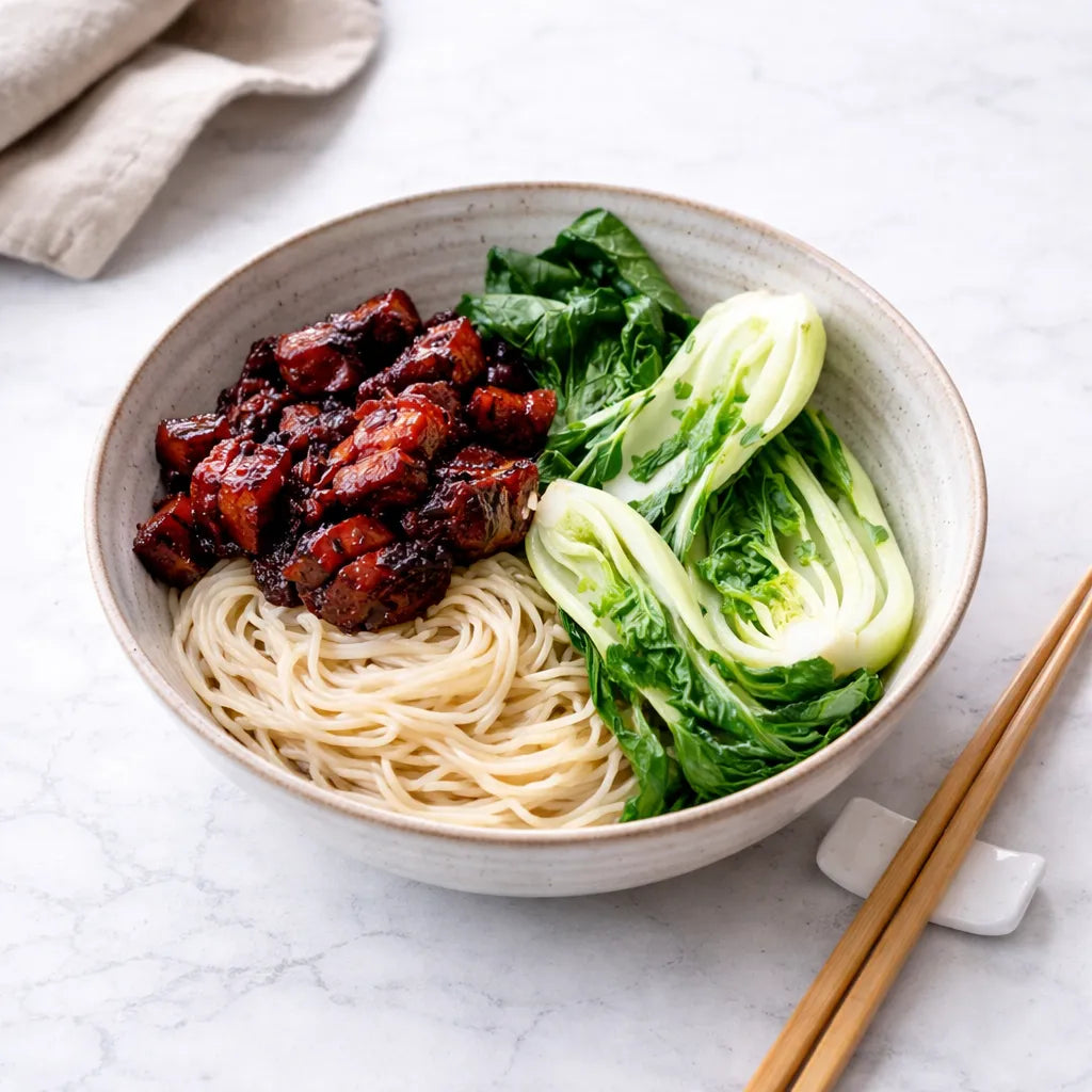 Sticky buikspek met Aziatische noedels en paksoi