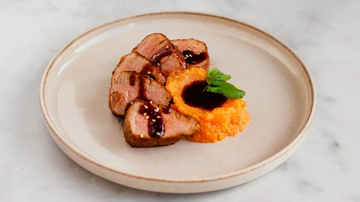 Varkenshaasje in trappistensaus met spekjes, zoete aardappelpuree en prei