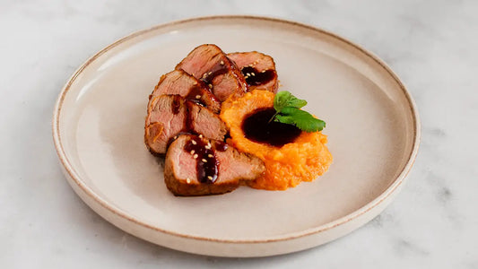 Varkenshaasje in trappistensaus met spekjes, zoete aardappelpuree en prei