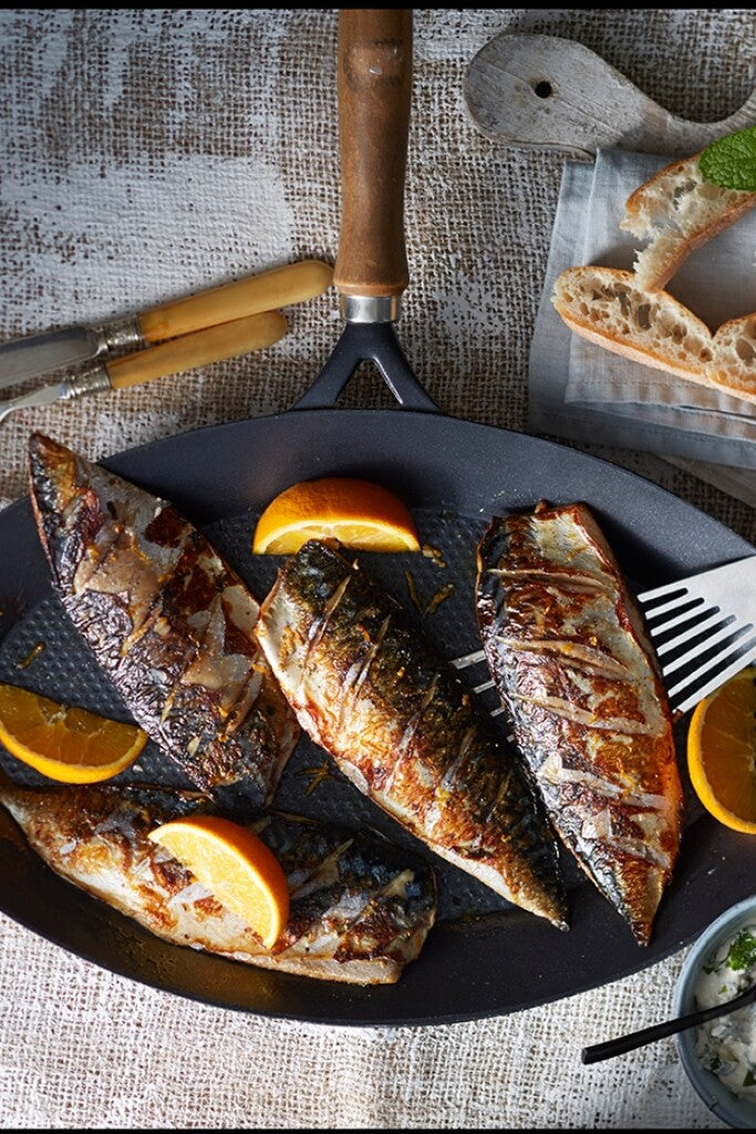 Makreel geroosterd met kruiden, sinaasappel en tahin yoghurtsaus
