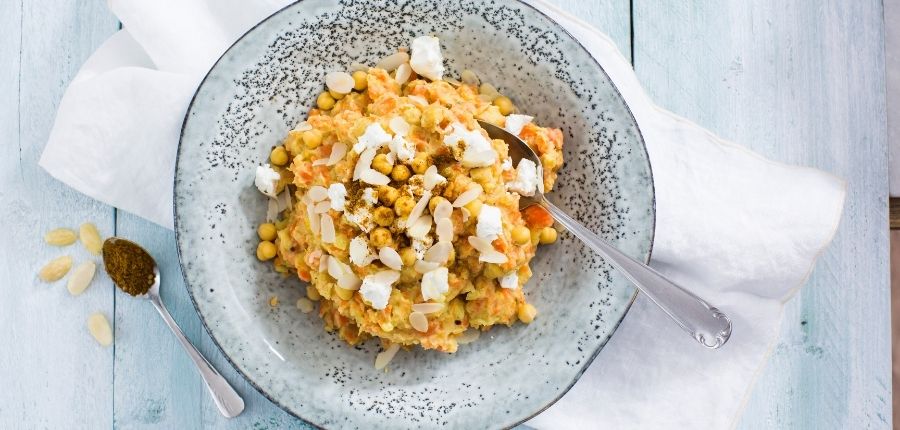 Lamsworstjes met een Marokkaanse stamppot van wortel, aardappel en kikkererwten en ras el hanout