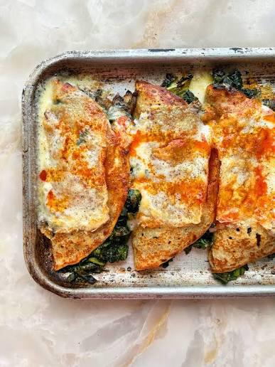 Di. 27 oktober: Ottolenghi style gevulde crêpe met kool, champignons, spinazie en harissa; gegratineerd met brie.